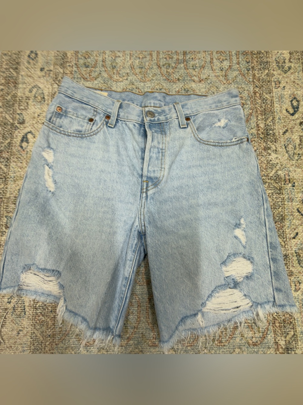 Levi’s 501 Mid-thigh distressed Denim Shorts size 27